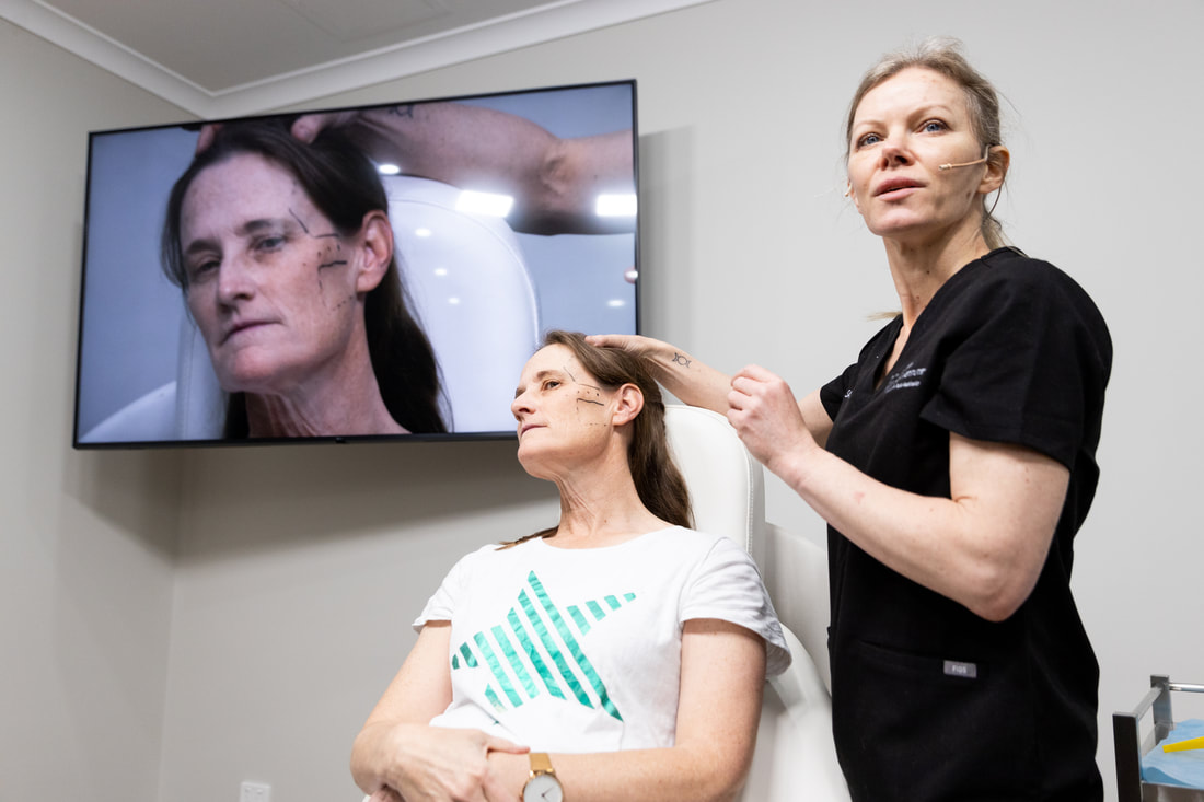 dr sarah boxley demonstrating a cosmetic treatment using the av system