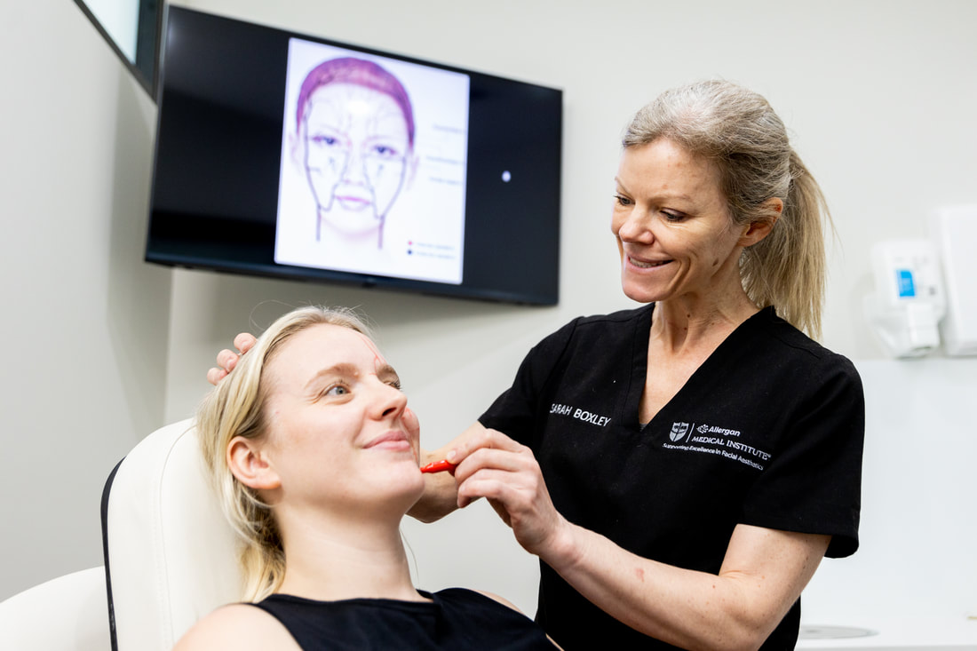 dr sarah boxley demonstrating a clinical cosmetic procedure during a seminar at SkillsBox